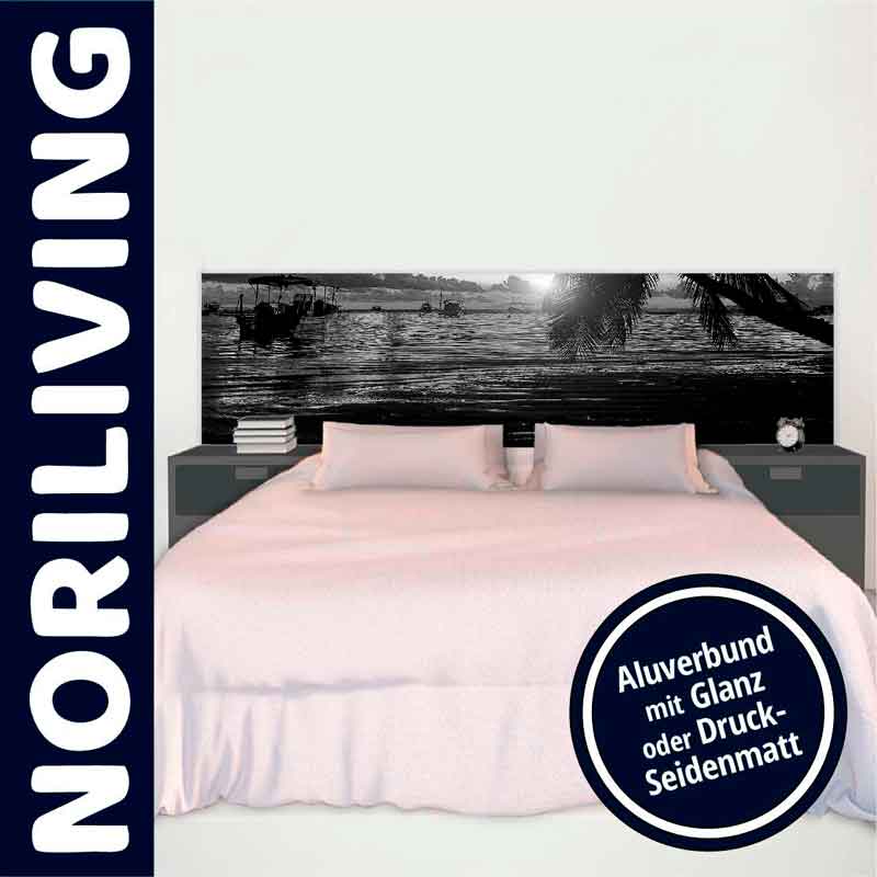 Modernes Schlafzimmer mit großem Bett, dekorativem Wandbild in Schwarz-Weiß und zwei Nachttischen