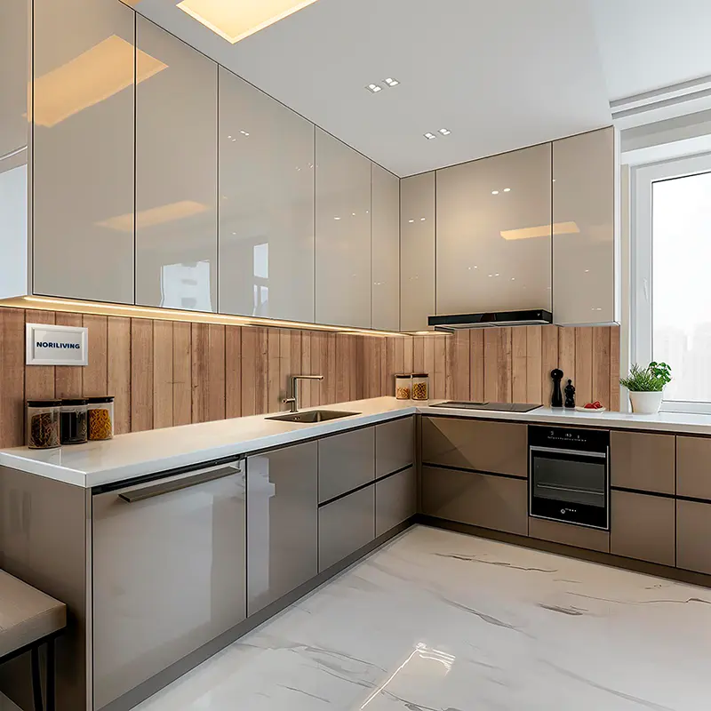 Moderne L‑Küche in Beige mit Holzrückwand