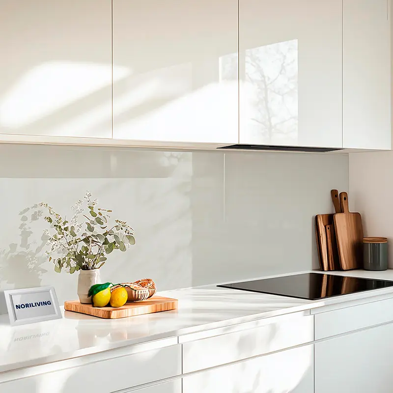 Helle Küchenarbeitsplatte mit Zitronen und Schneidebrettern