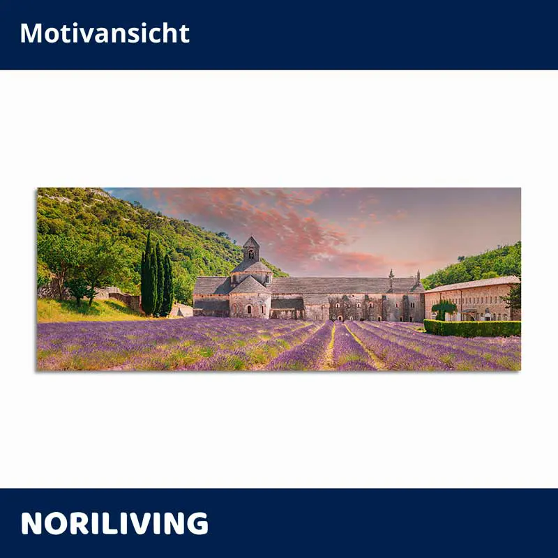 Provence Lavendel und alte Abtei im Abendlicht