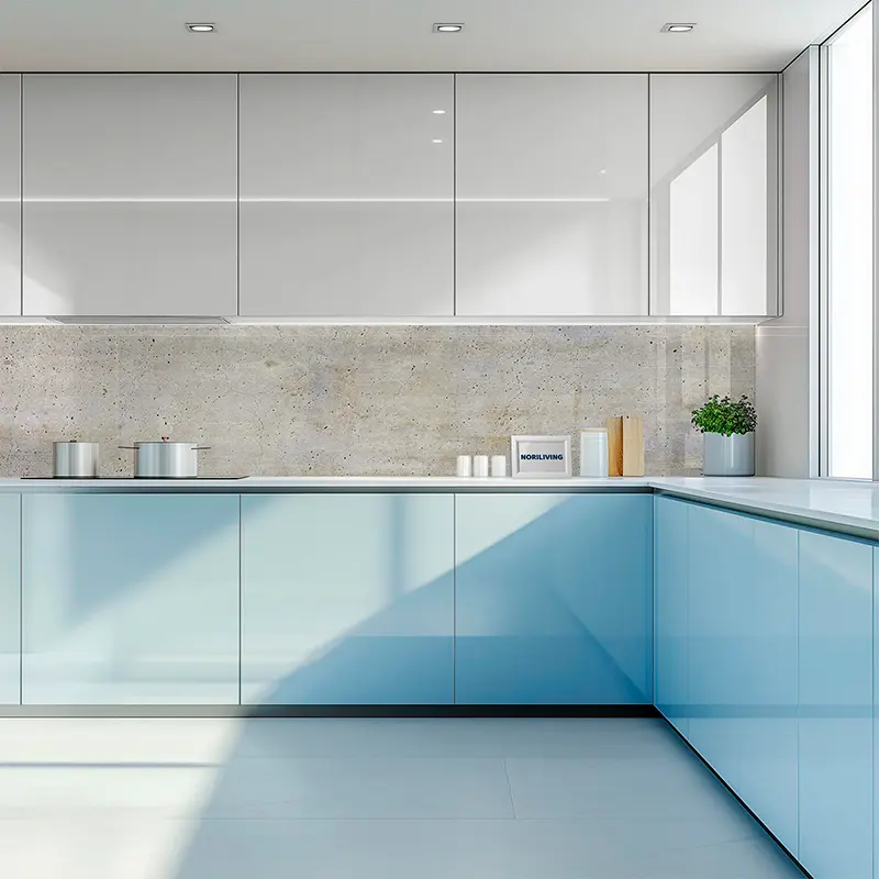 Helle Eckküche, minimalistisch, Arbeitsfläche mit Topf