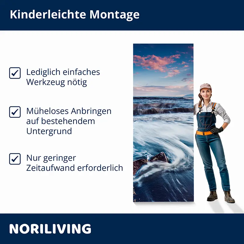 Frau neben Meeres-Wandbild mit Montagehinweisen