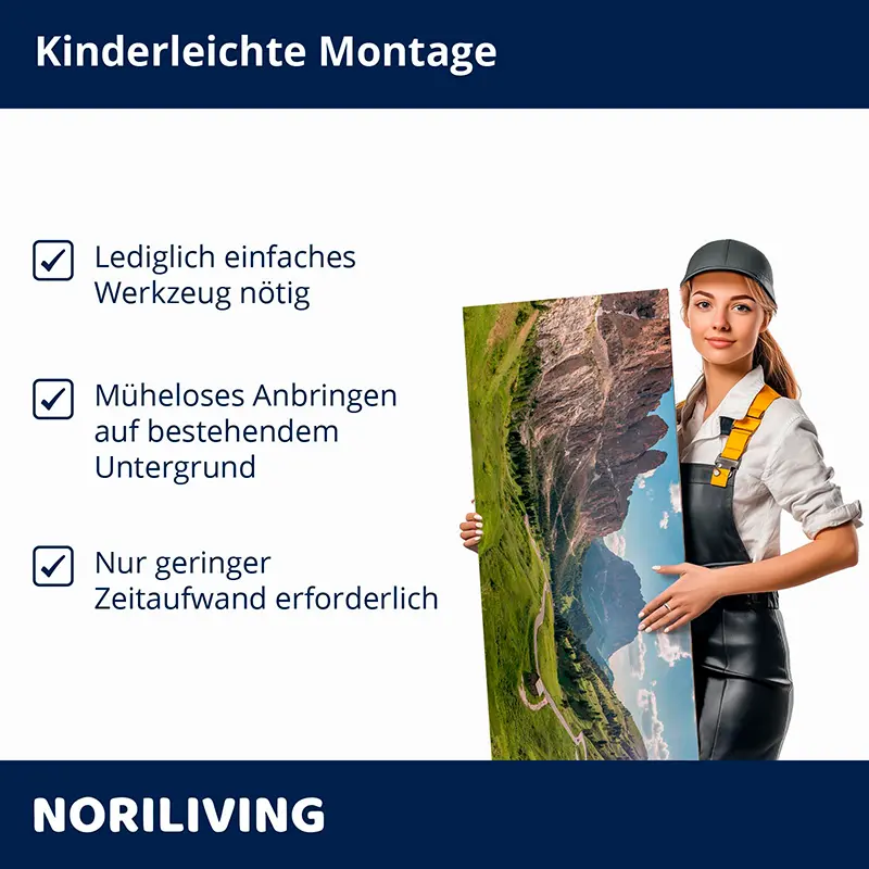 Frau in Arbeitskleidung hält großes Landschaftsbild