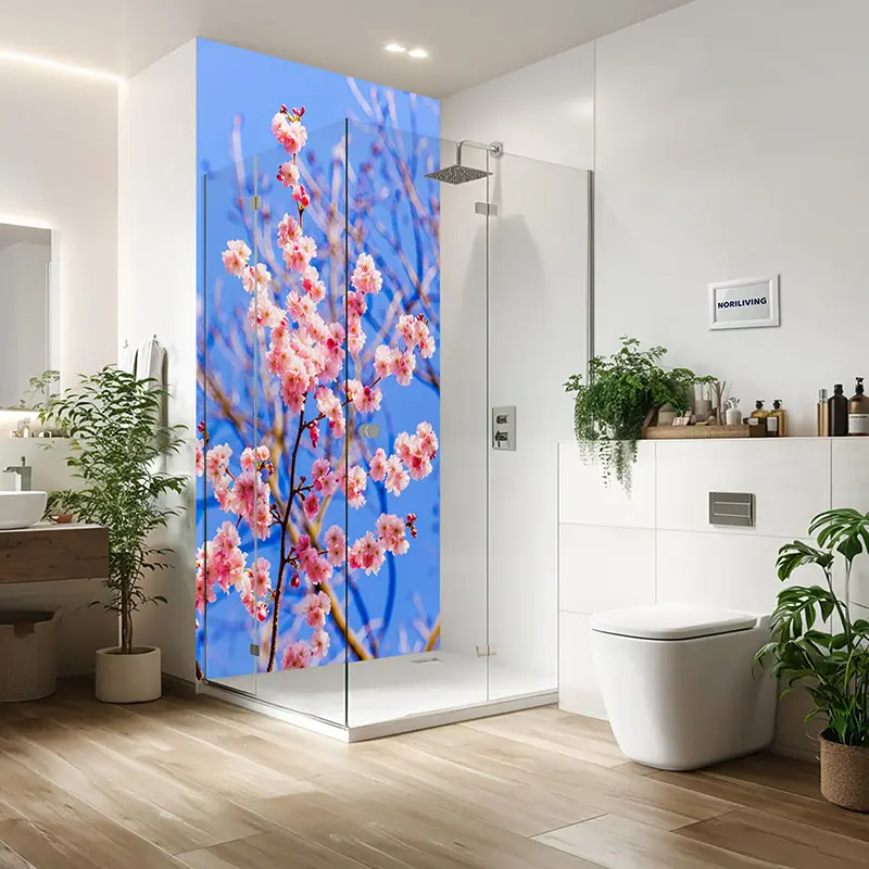 Glasdusche mit pinken Kirschblüten vor blauem Himmel