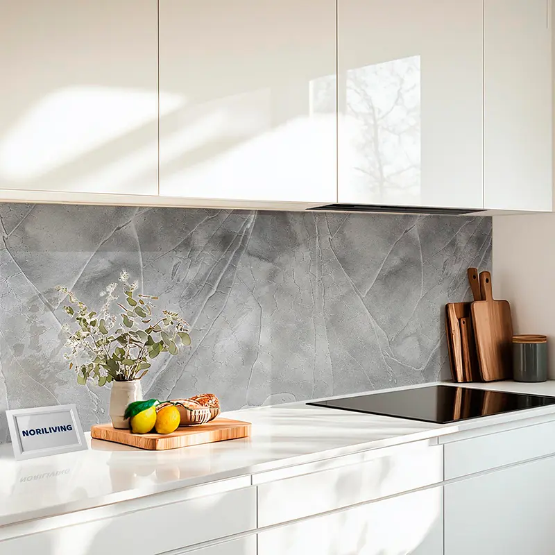 Weiße Küche mit Arbeitsplatte und Schneidebrettern