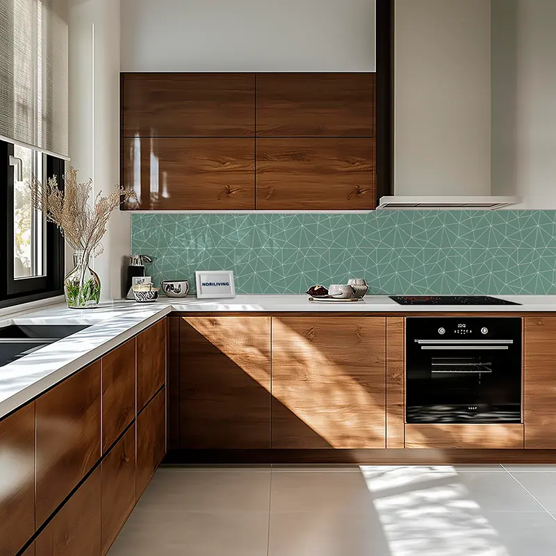 Küche mit Holzfronten und mintgrünem Fliesenspiegel