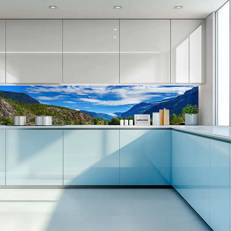 Helle moderne Küche mit Glasrückwand und Bergblick