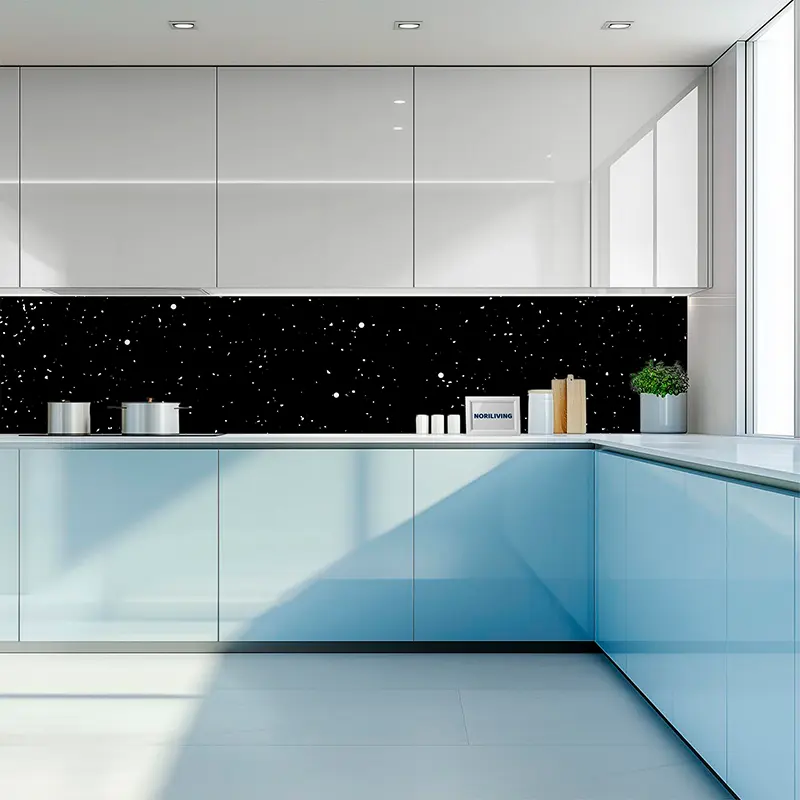 Helle Eckküche mit schwarzer Sternen-Glasrückwand