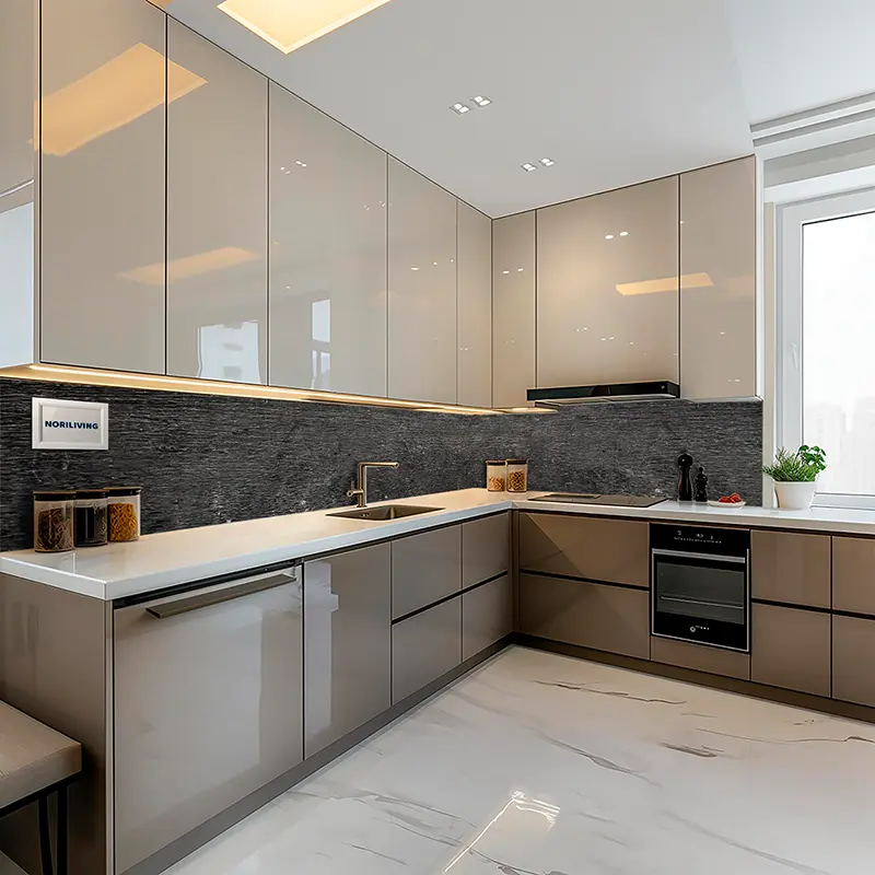 L-förmige Küche mit weißer Arbeitsplatte und Ofen