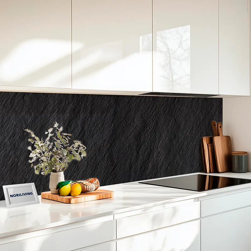 Weiße Küche mit schwarzer Schiefer-Rückwand und Deko