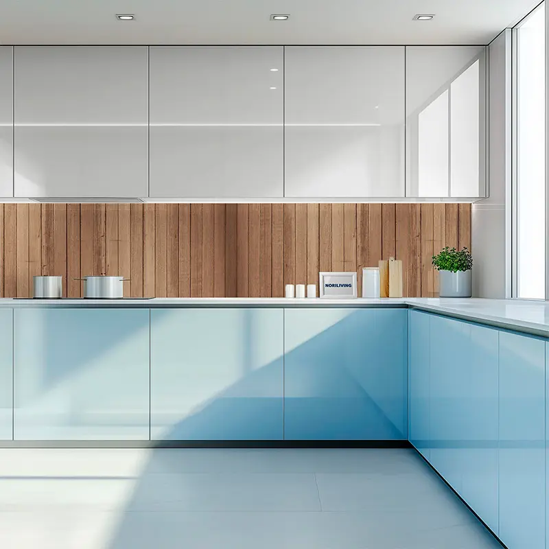 Helle Küche mit Holzrückwand, Pflanze und Deko