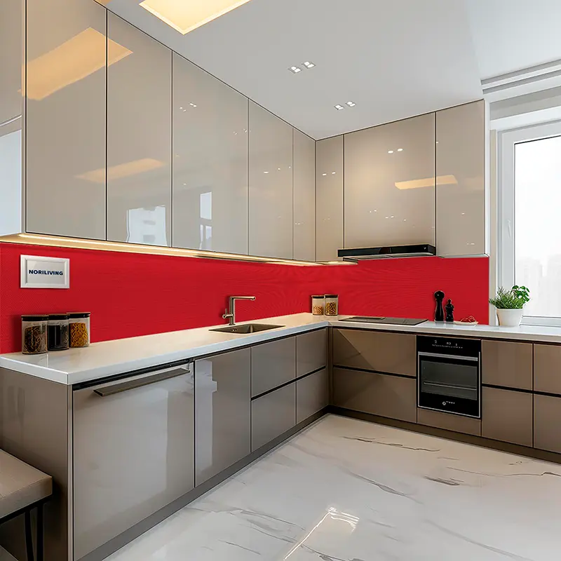 Graue Einbauküche mit roter Wandverkleidung