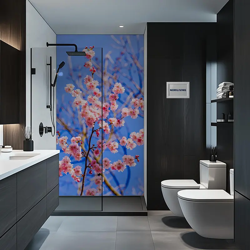 Modernes Badezimmer mit Duschwand im Kirschblüten-Design