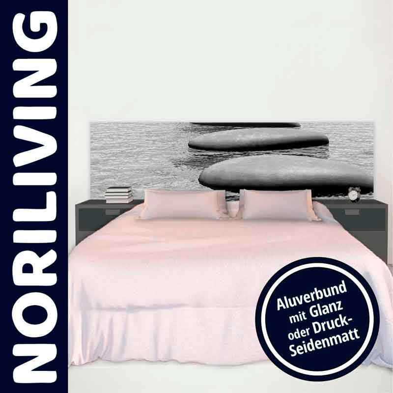 Schlafzimmer mit einem Bett, grauen Nachttischen und einem Wandbild mit Steinen auf Wasser, im Noriliving Design.