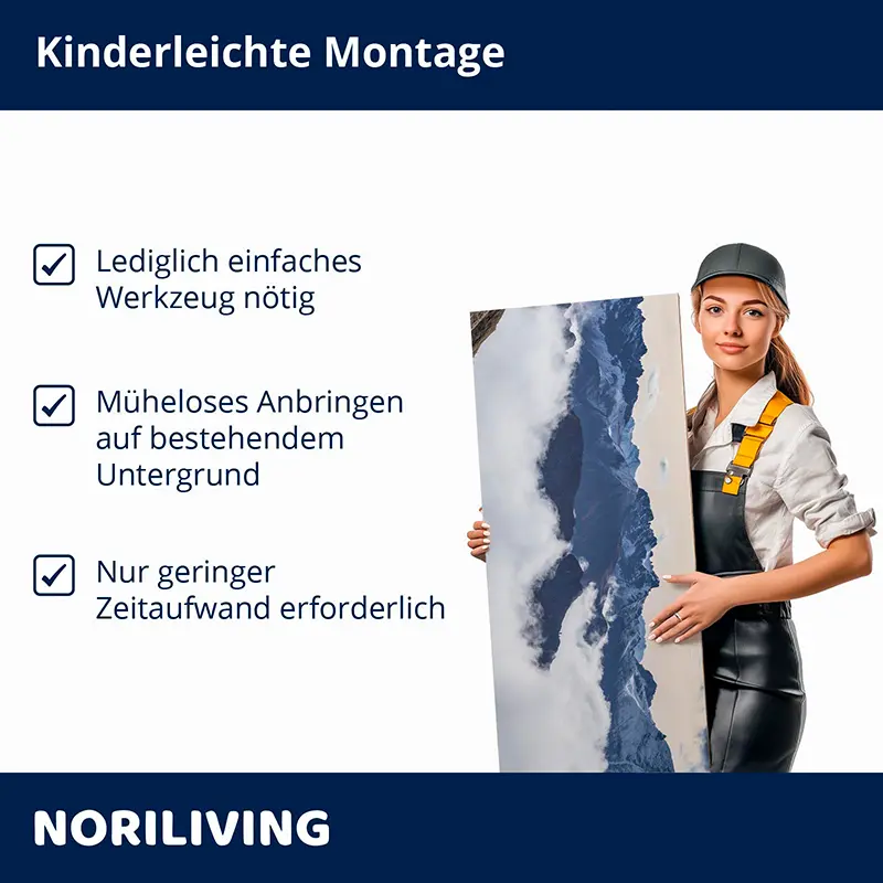 Frau hält Bildtafel mit Bergmotiv, Montagehinweise links