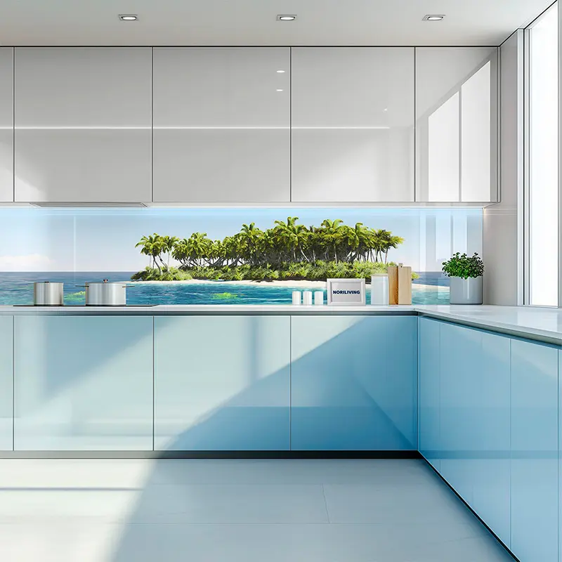 Moderne Küche mit Insel-Meer-Glasrückwand