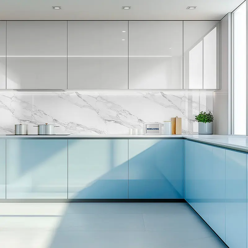 Helle, minimalistische Küche mit blauem Unterschrank