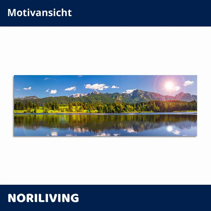 Bergsee mit Wäldern, Bergen und Sonnenreflexion