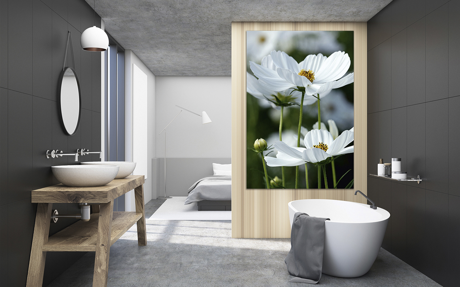 Modern eingerichtetes Badezimmer mit weißer Badewanne, Holzmöbeln und einem großen Foto mit weißen Blumen an der Wand