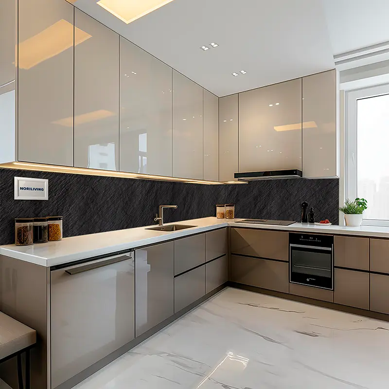 Graue Hochglanzküche mit weißer Arbeitsplatte