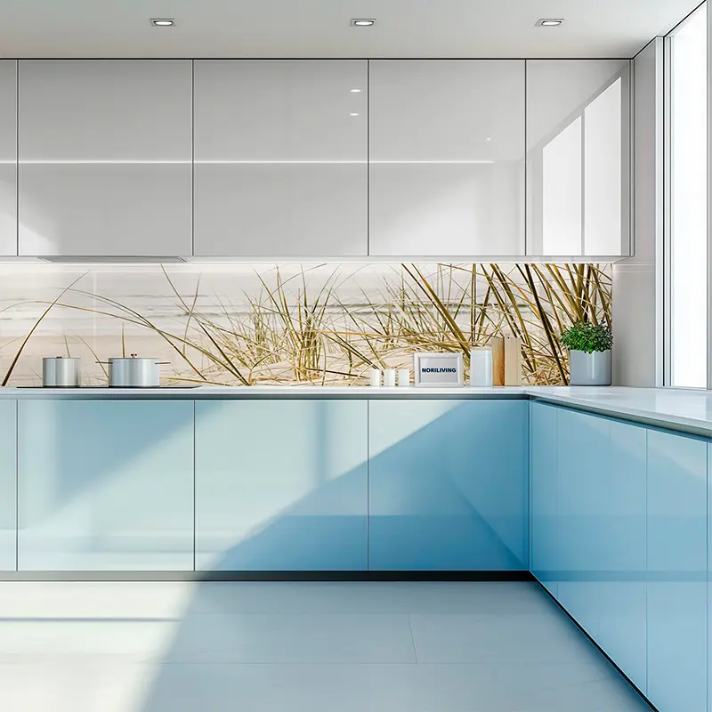 Helle Küche mit blauen Fronten und Dünen-Glassrückwand