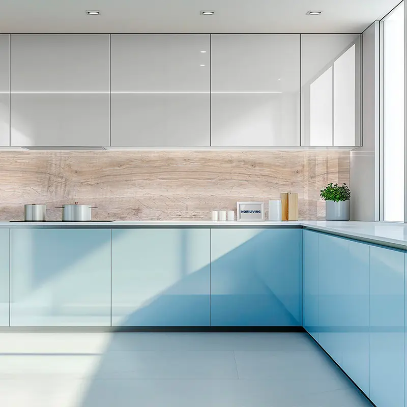 Helle moderne Küche mit blauen Schränken