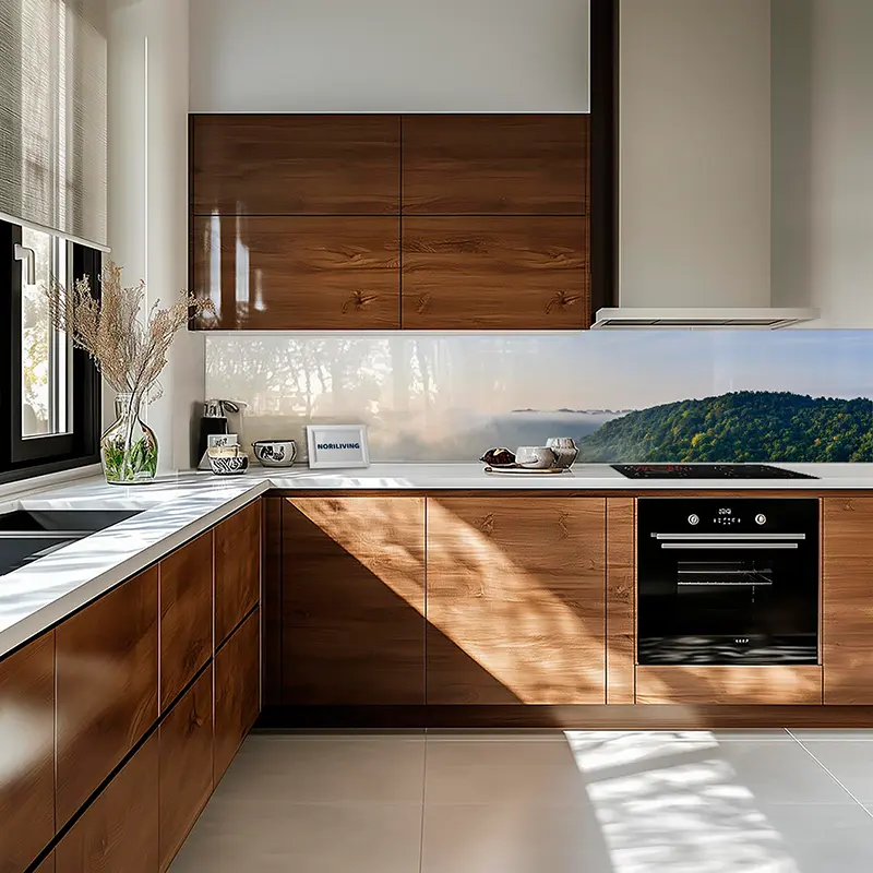 Helle moderne Küche mit Holzschränken, Arbeitsplatte und Ofe