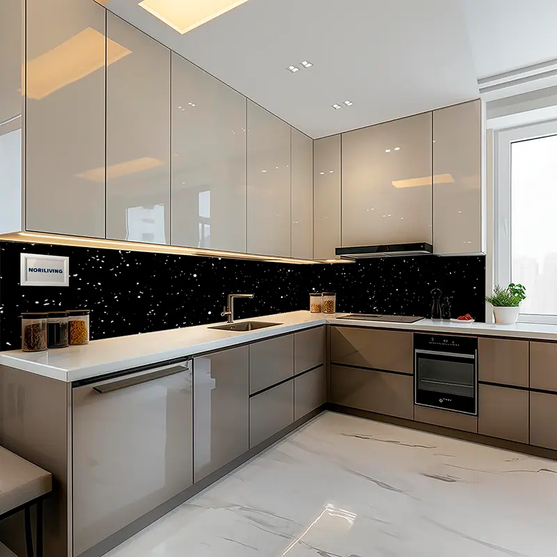 Beige Einbauküche mit schwarzer glänzender Rückwand