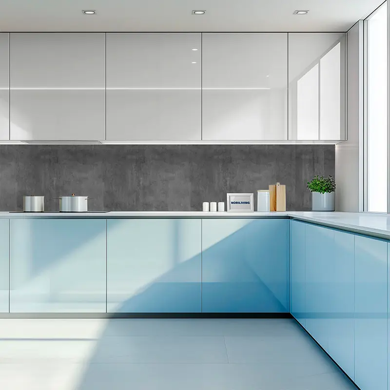 Minimalistische Einbauküche mit blau glänzenden Schränken