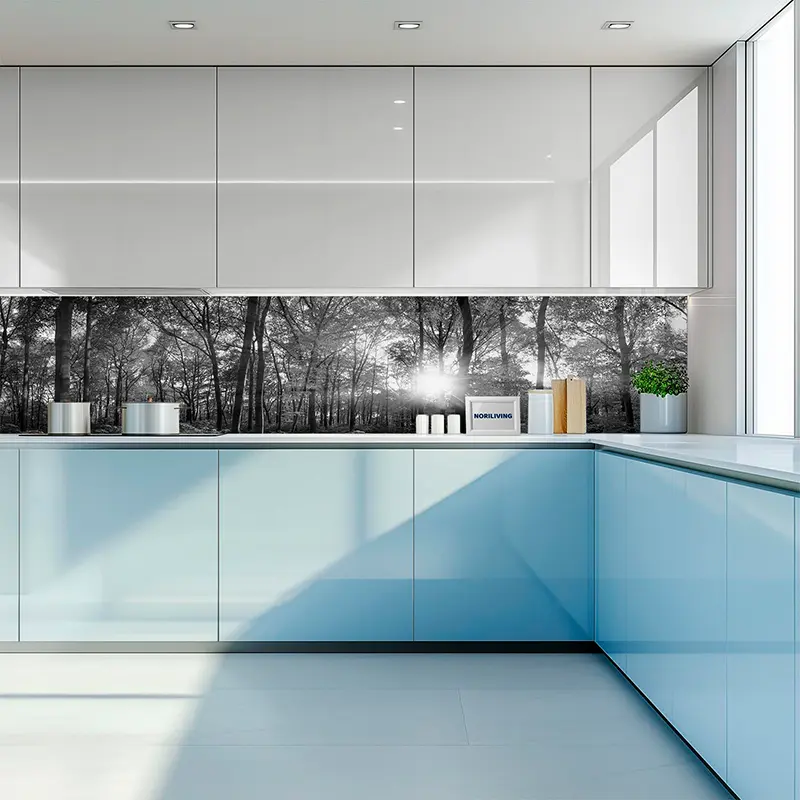 Helle moderne Küche mit blauem Unterschrank und Waldmuster