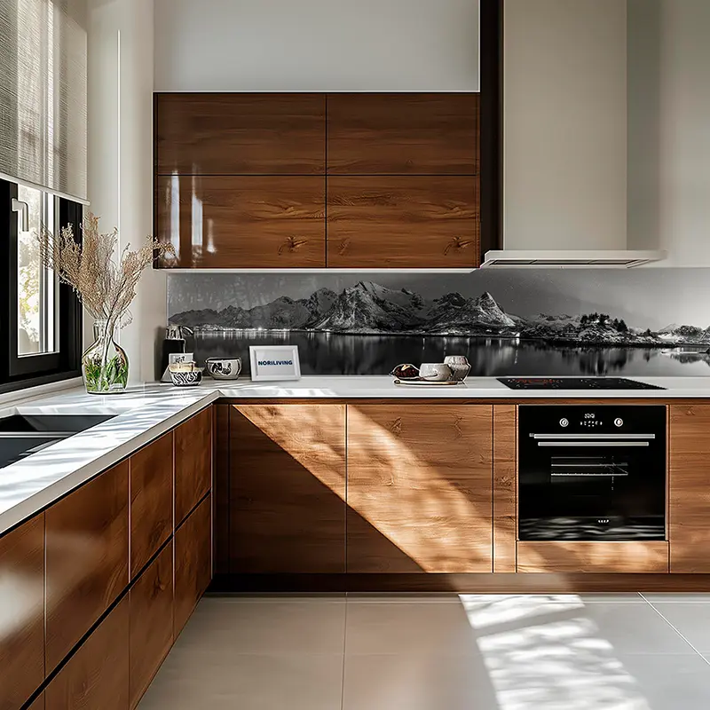 Einbauküche mit Holzschränken, weißer Arbeitsplatte