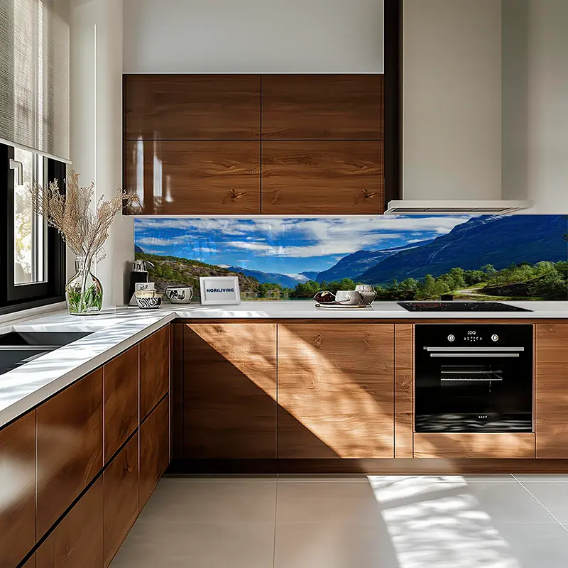Küche mit Holzschränken und Berglandschaft-Glasrückwand
