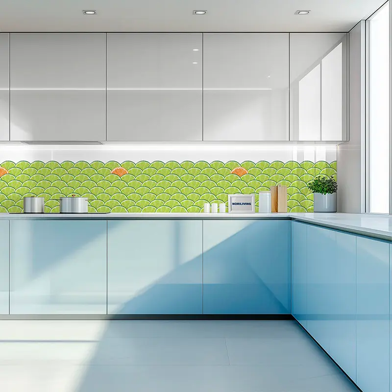 Helle Küche mit blauen Schränken und grünen Fliesen