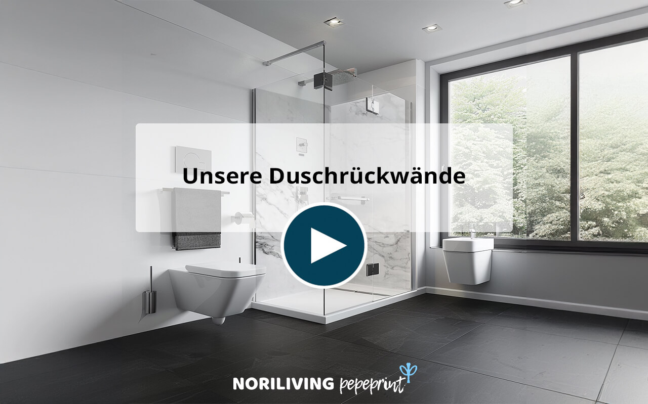 Helles, modernes Badezimmer mit Glasdusche und stilvollen Duschrückwänden