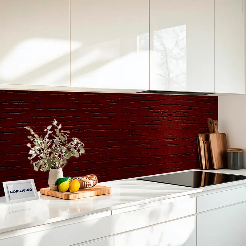 Moderne weiße Küche mit roter Textur-Glassrückwand