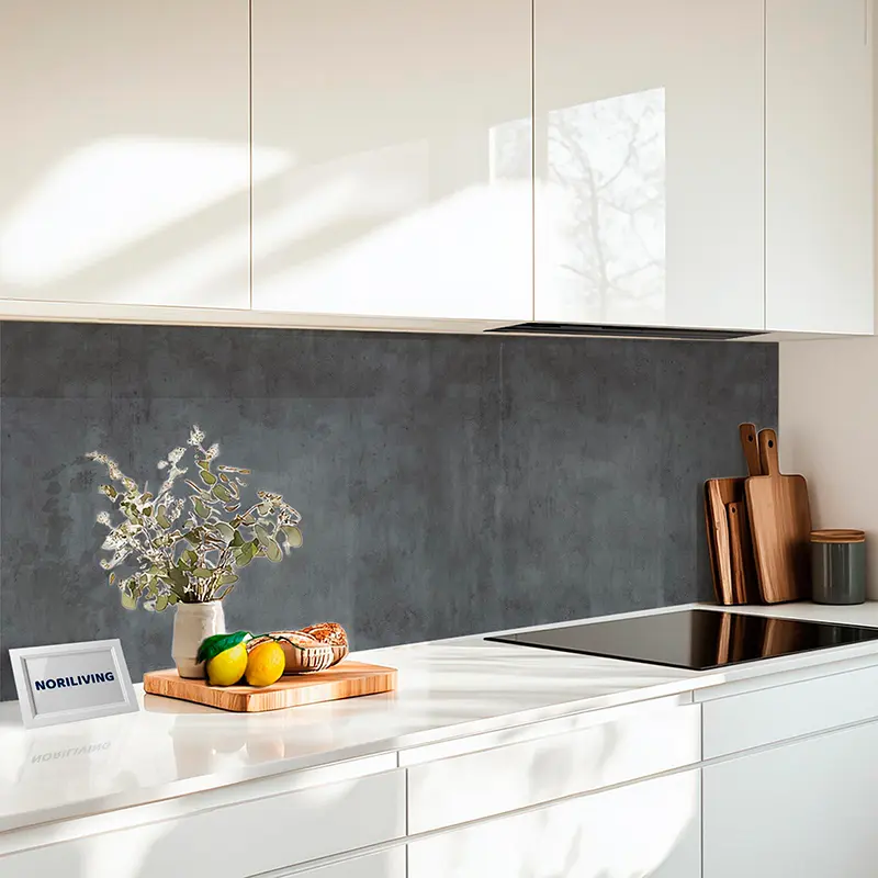 Minimalistische weiße Küche mit Induktionsfeld und Deko