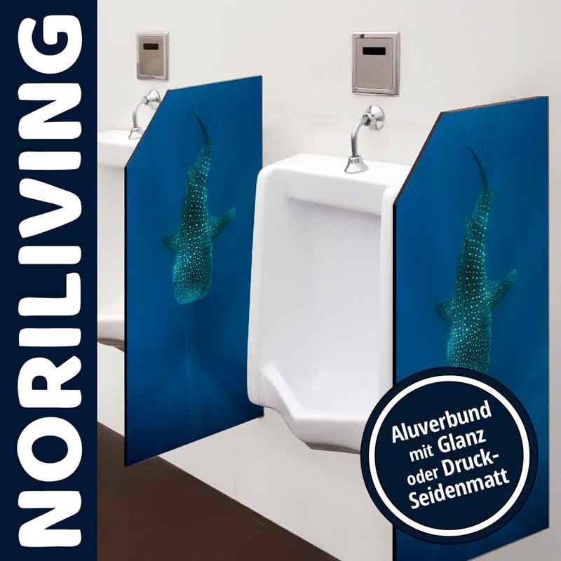 Urinal mit seitlichen Trennwänden aus Aluverbund, bedruckt mit einem Hai-Motiv, von NORILIVING