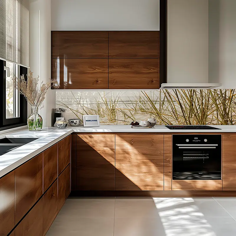 Helle Küche mit Holzschränken und Glasrückwand