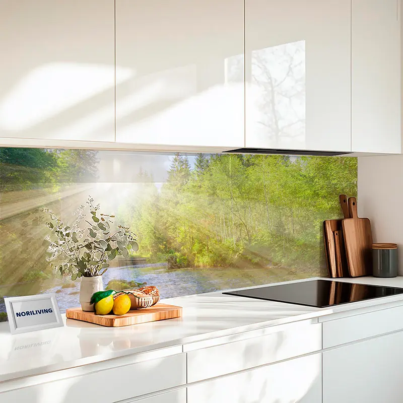 Weiße Küche mit Glasrückwand und Flussmotiv