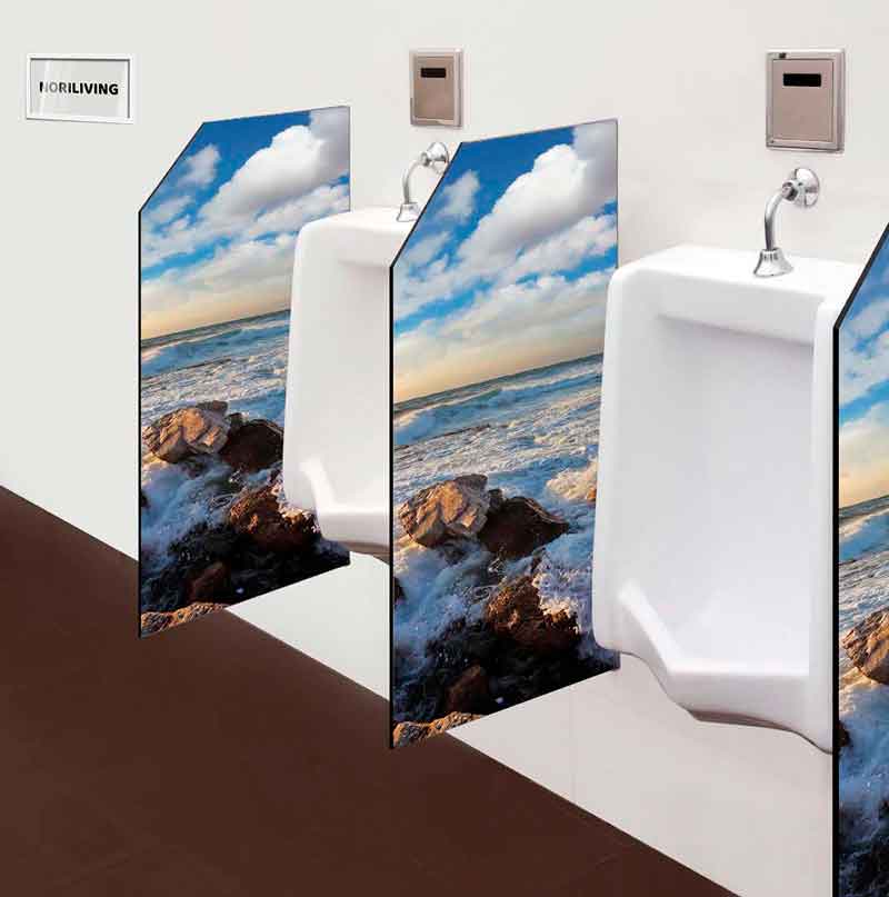 Urinale mit dekorativen Trennwänden, die ein Strandmotiv mit blauem Himmel und Wellen zeigen.