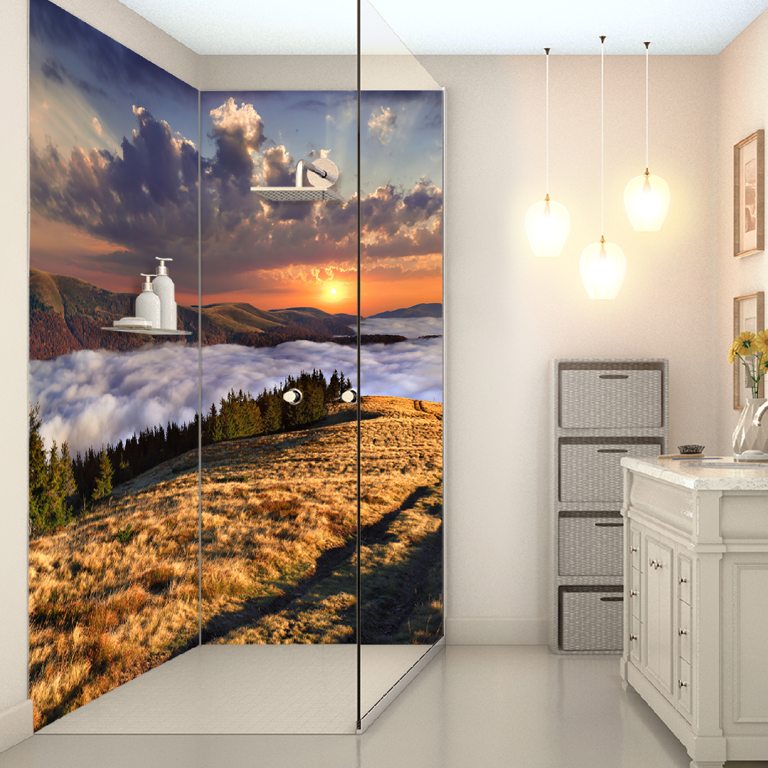 Badezimmer mit Glasdusche und Landschaftsmotiv an den Türen, dekoriert mit modernen Lampen und Möbeln