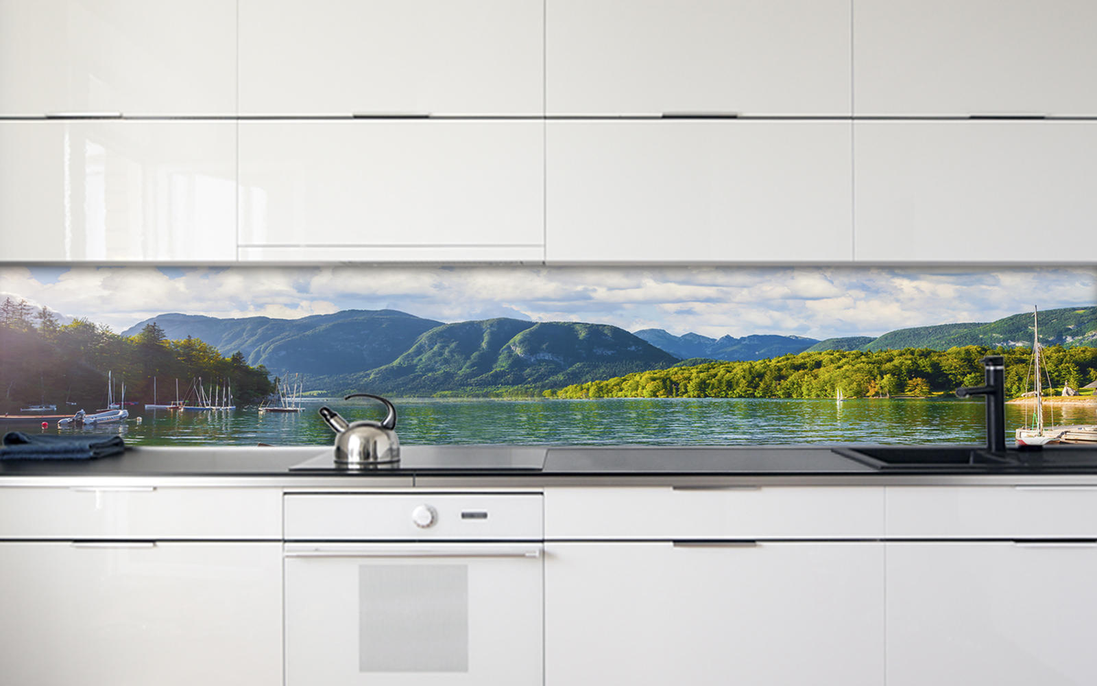 Moderne Küche mit einer Rückwand, die eine malerische Landschaft mit einem See und Bergen zeigt