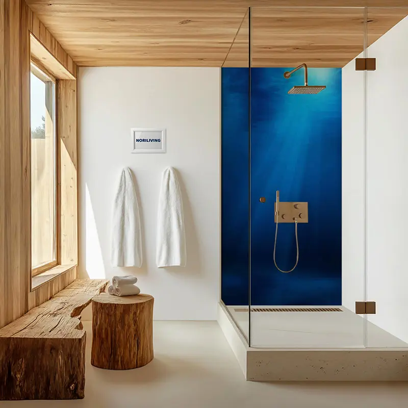 Duschbereich mit blauer Wand, Glasabtrennung und Holzbank