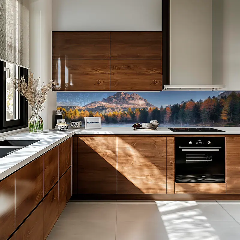 Moderne Küche mit Holzfronten und Bergseen-Motiv