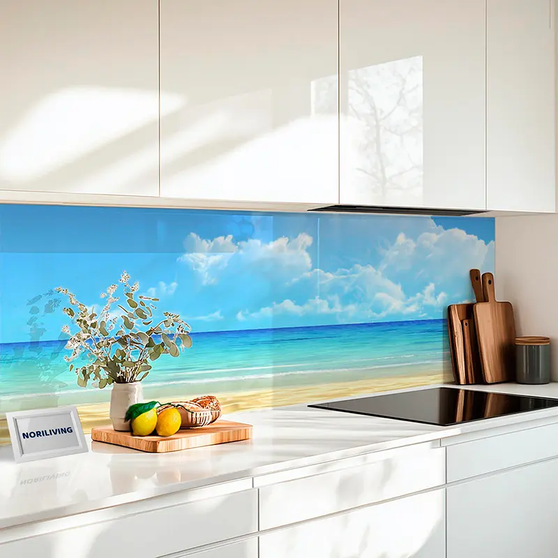 Moderne weiße Küche mit Glasrückwand und Strandbild
