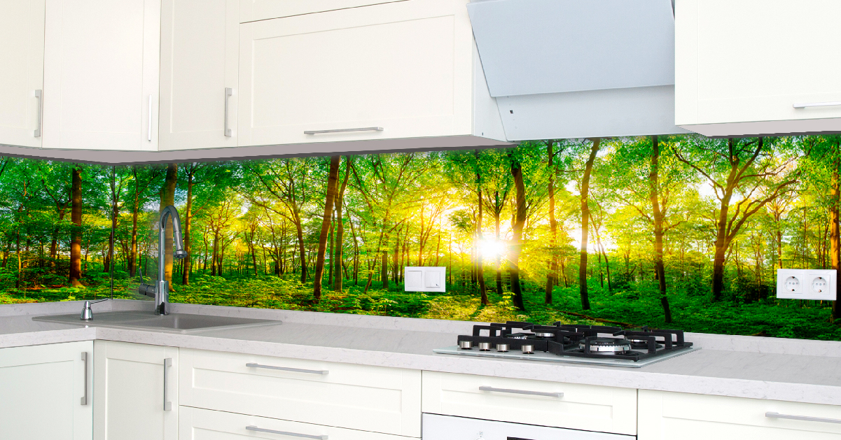 Moderne Küche mit Waldmotiv als Rückwand