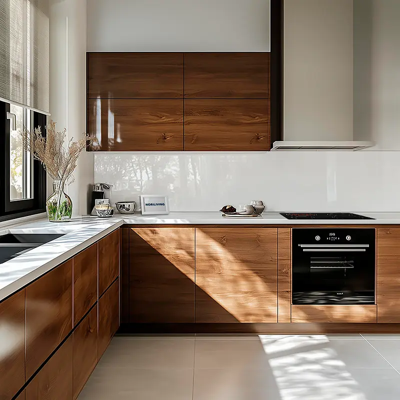 Helle Küchenzeile mit Holzschränken, Arbeitsplatte und Ofen