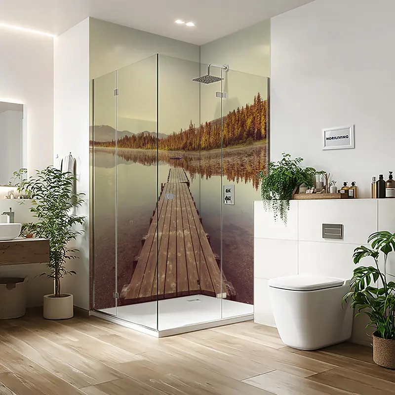 Badezimmer mit Glasdusche und See-Panorama