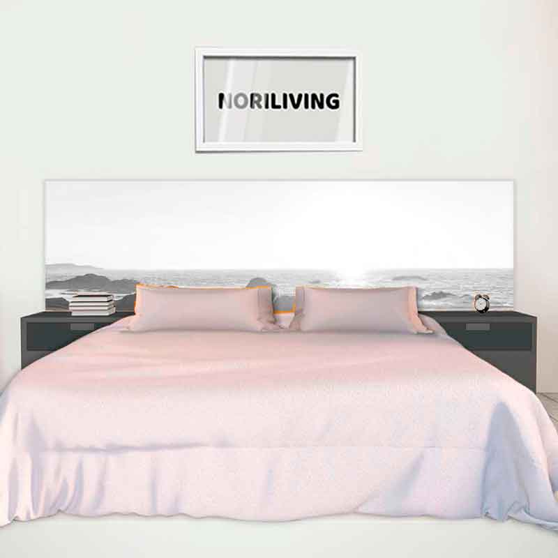 Elegantes Schlafzimmerinterieur mit schlichter Dekoration, gemütlichem Bett und Meerblick im Hintergrund