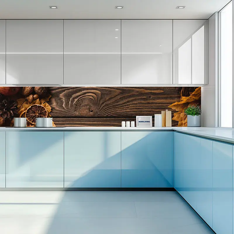 Helle Küche mit blauer Unterschrankfront und Holzmotiv